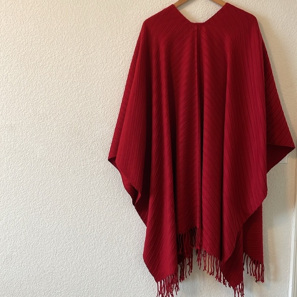 Vintage Perry Ellis Deep Red Fringed Shawl/Wrap, one size, 100% soft acrylic - Picture 7 of 11